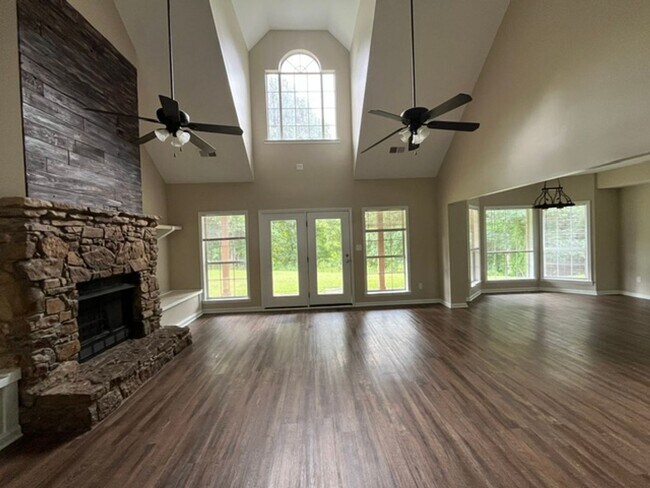Foto del edificio - 440 Blue Lake Dr