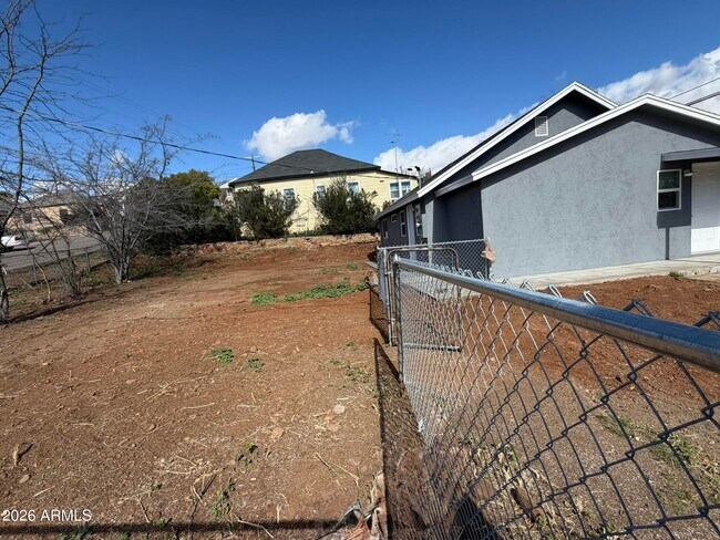 Building Photo - 615 E Oak St