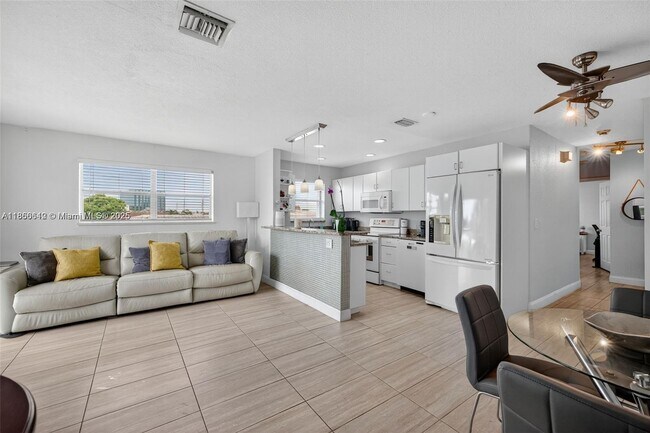 Foto del edificio - 2715 NE 49th St