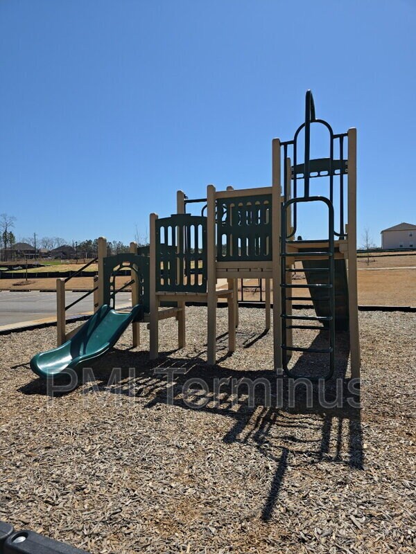 Building Photo - 823 Gelderland Dr
