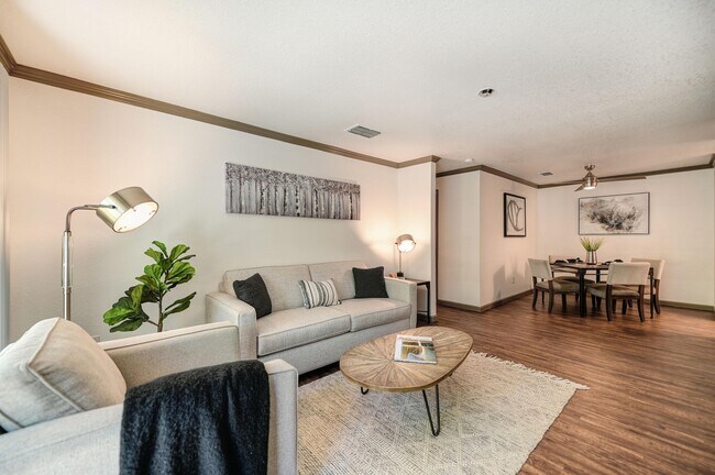 Sala de estar Belmont - Harbor Oaks Apartments