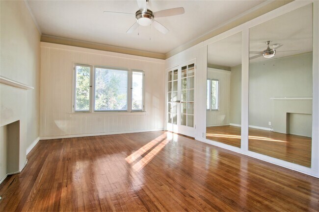 Living room - 333 N Swarthmore Ave