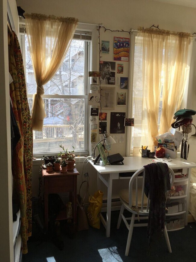 Foto del edificio - 4 Unit in Mission Hill, Eat in Kitchen, Ne...