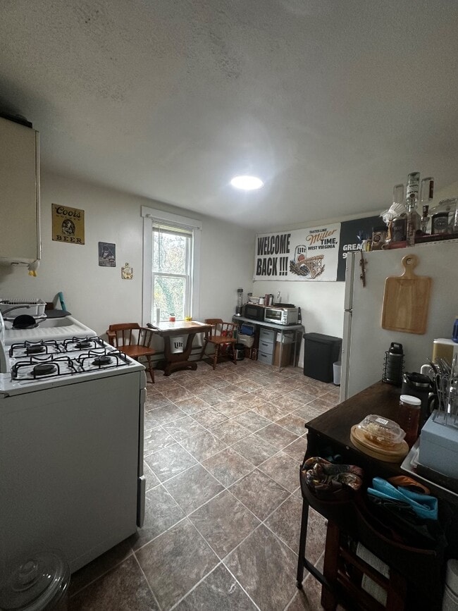 Building Photo - 320 Stewart St