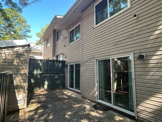 Foto del edificio - 4702 Walden Pond Dr