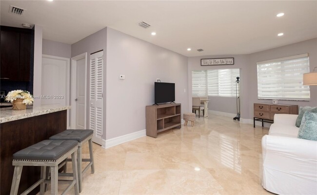 Building Photo - 1723 NE Miami Gardens Dr