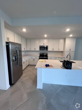 Building Photo - 12320 Wellen Golf St