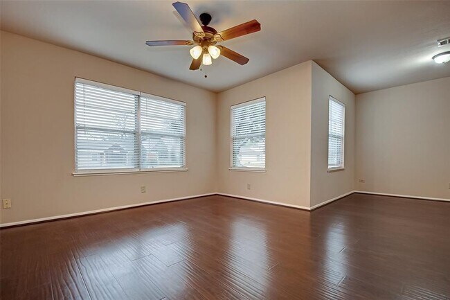 Building Photo - 8518 Forum Dr