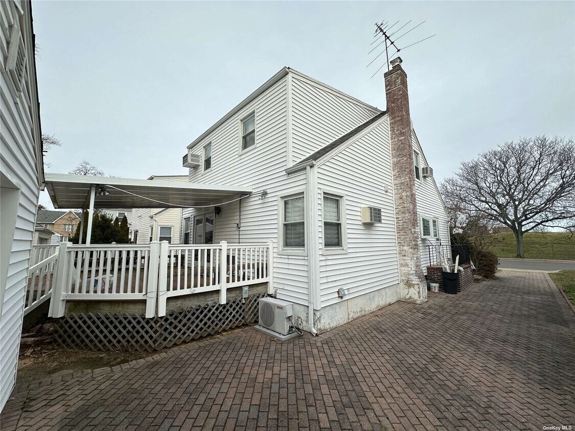 Building Photo - 807 Leonard Blvd