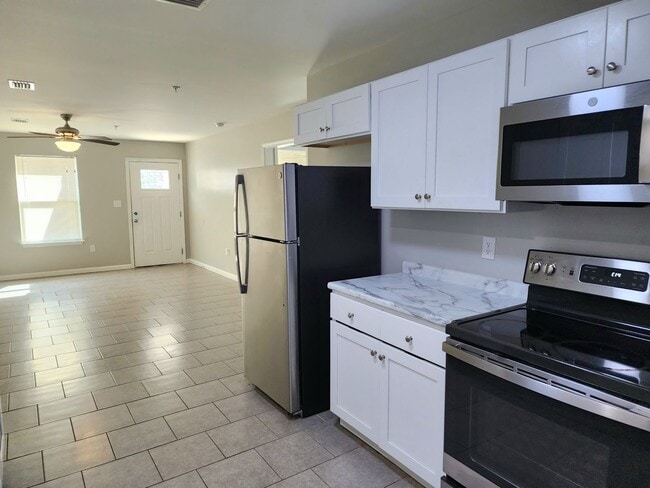 Building Photo - Elberta 2/1 close to everything!