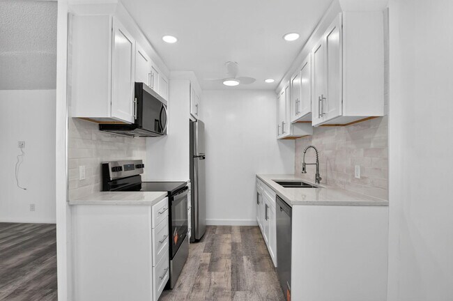 Building Photo - 3045 Cornwall C