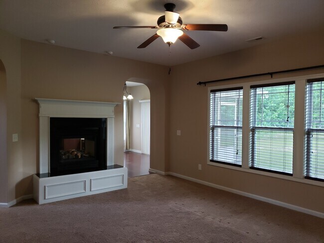 Foto del edificio - Beautiful Harnett County Home Located on a Small Cul-de-sac with a water view!