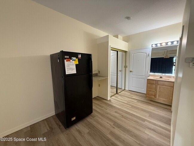 Building Photo - 2180 Country Club Dr