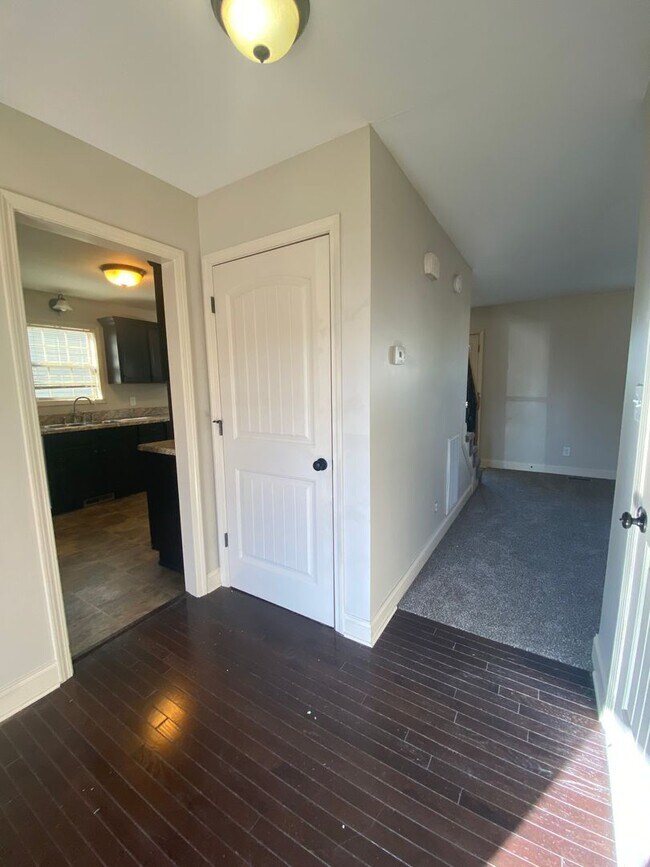Foto del edificio - Lovely two story home, Available Now!