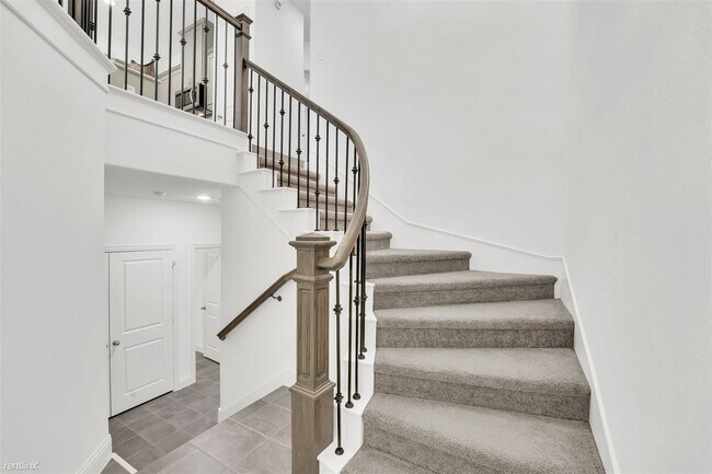 Building Photo - 5 br, 3 bath Townhome - 102 Harwood Drive