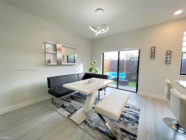 Building Photo - 3 br, 2.5 bath Townhome - 10413 NW 82nd St...