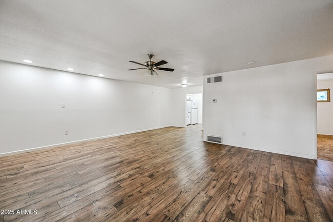 Foto del edificio - 430 W 3rd St
