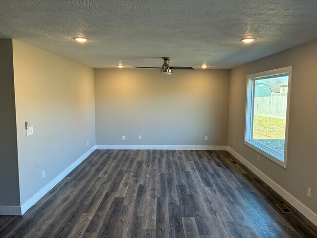 Foto del edificio - Beautiful 3 bedroom, 2 bath, 2 car garage duplex in Ozark! Spacious, granite with open / split be...