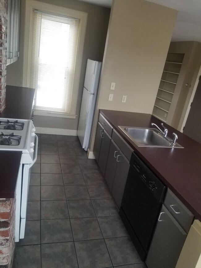 Kitchen - 902 Western Ave