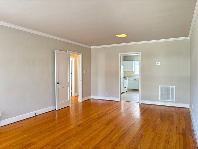 Foto del edificio - 2 Bedroom, 1 Bathroom Apartment in Greensboro!