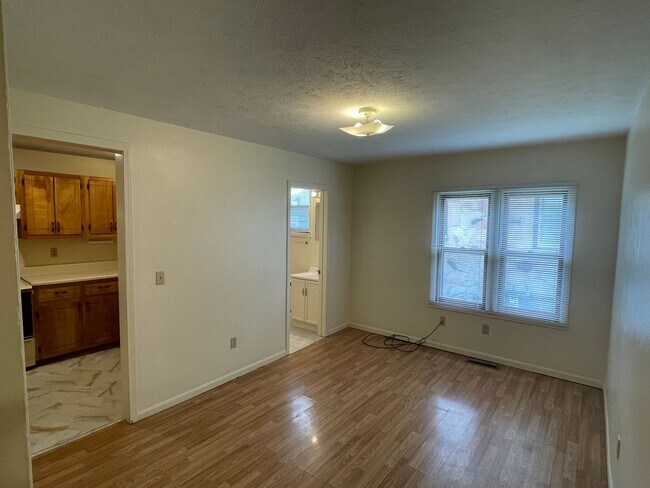 Foto del edificio - 813-813 W Poplar St