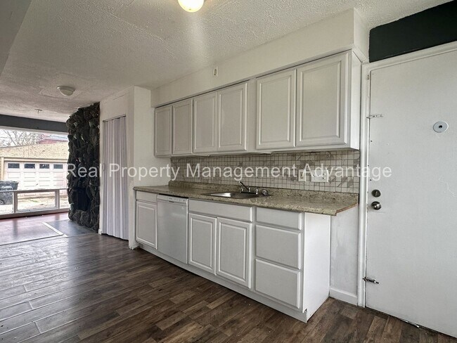 Foto del edificio - Beautiful Mid-Century 3 Bedroom Steps from Detroit Golf Club!