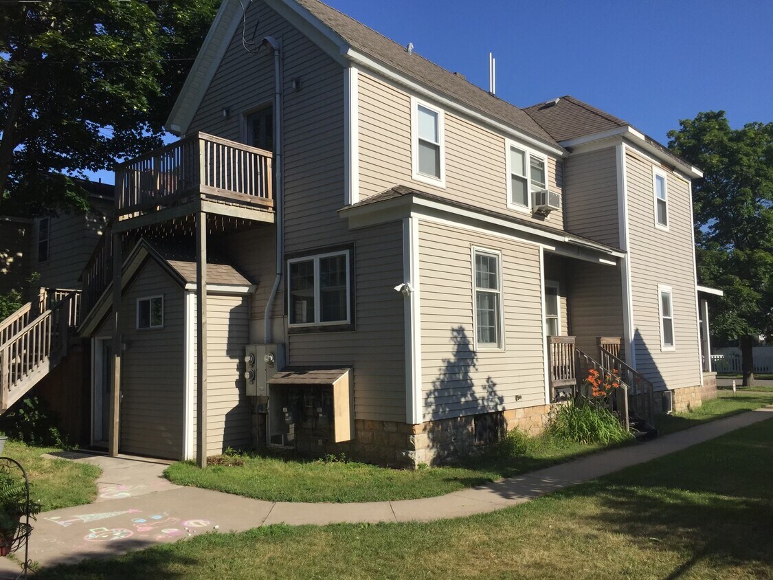 1311 1st Ave S Unit UpperapartmentB, Escanaba, MI 49829 Apartments in