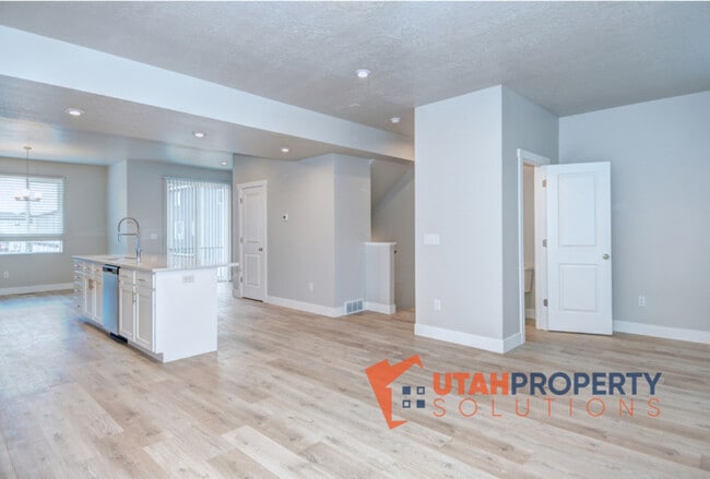 Building Photo - 396 S 980 W