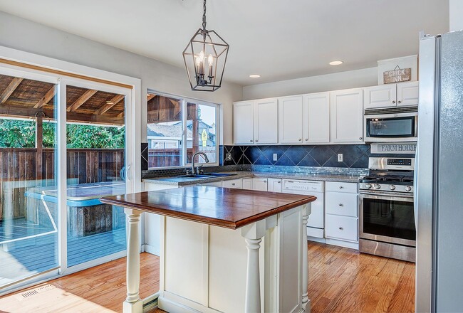 Building Photo - Monroe two story, three bed, two and half ...