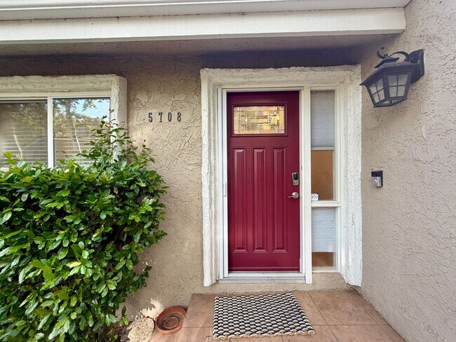 Foto del edificio - 5708 Camelia Ln
