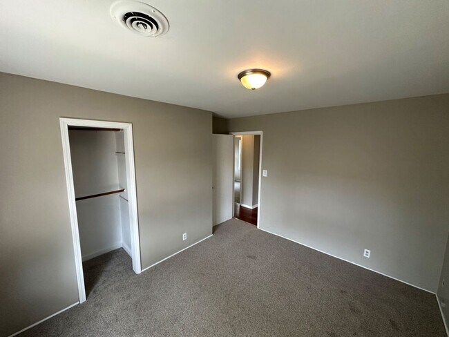 Building Photo - 3 Bedroom Single Family