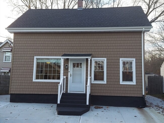 Building Photo - 8 Phillips St