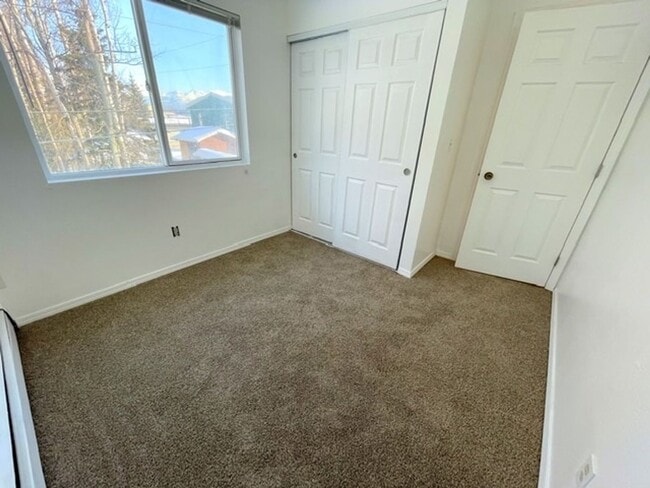 Building Photo - RARE FIND! Spacious and bright three bedroom apartment in South Anchorage with in unit laundry, f...