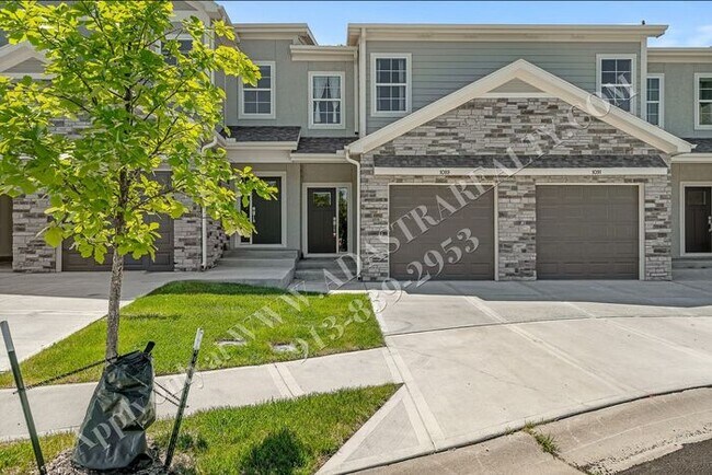 Foto del edificio - Brand New Townhome 3 Bed 2.5 Bath in Olath...