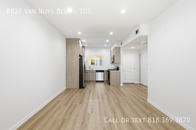 Foto del edificio - 8827 Van Nuys Blvd