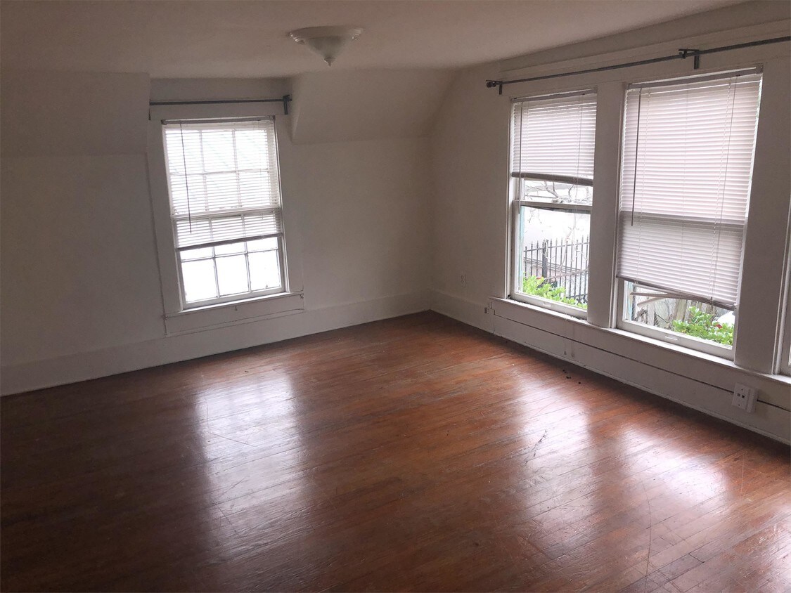 Primary Photo - 2706 Crocker St