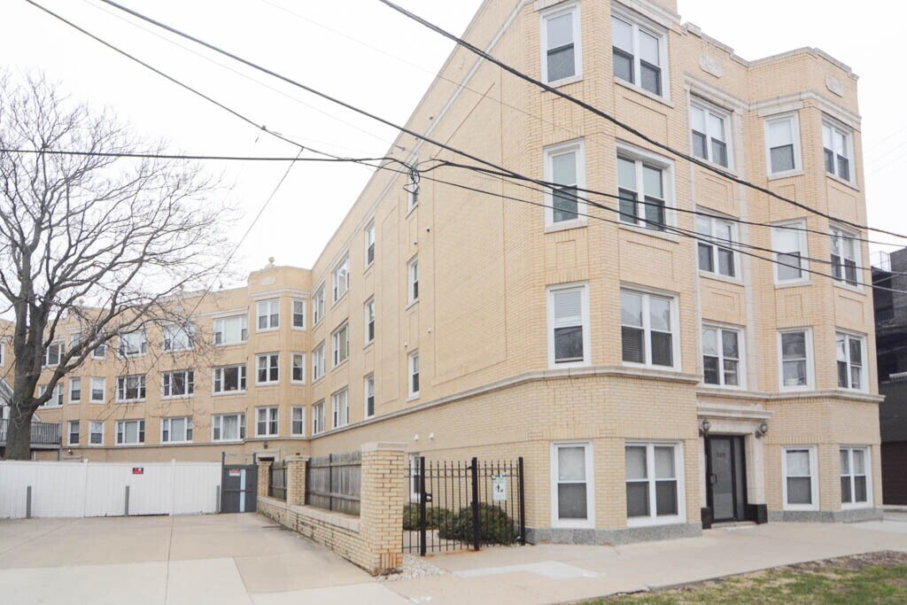 Primary Photo - 215-3215 N Francisco Ave