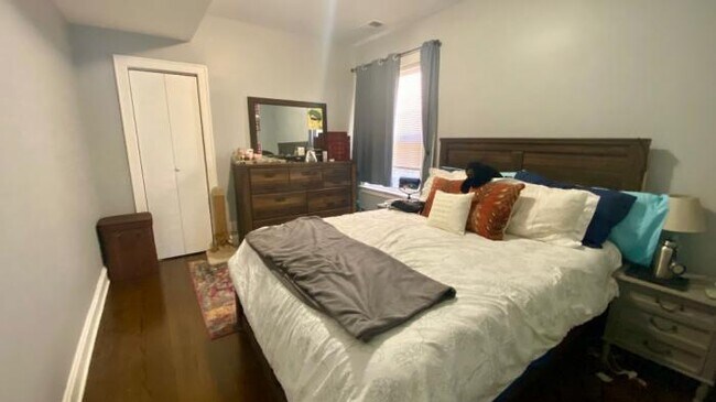 Building Photo - 3 bedroom in CHICAGO IL 60659