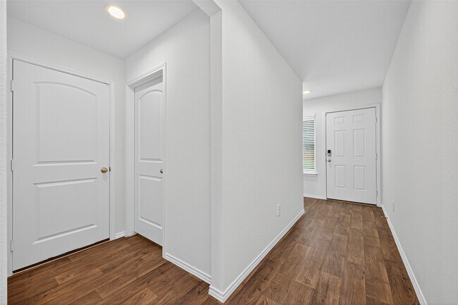 Foto del edificio - 16600 Lonely Pines Dr
