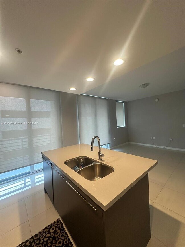Foto del edificio - 7875 NW 107th Ave
