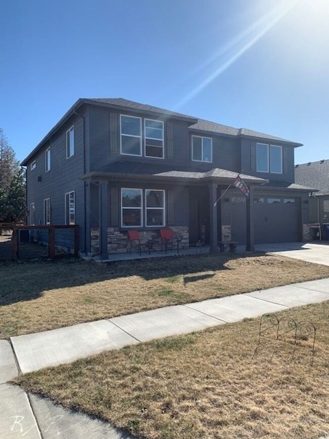 Building Photo - Spacious 5 Bed/2.5 Bath Single Family Home...