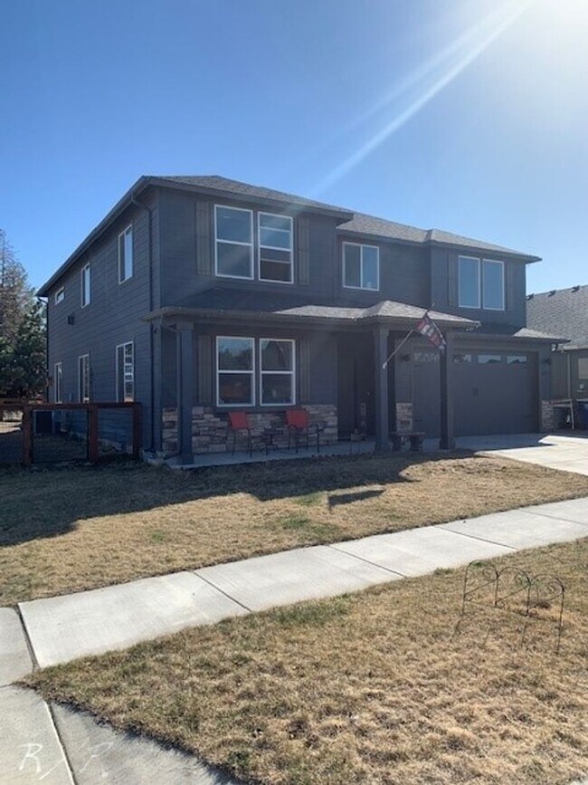 Foto del edificio - Spacious 5 Bed/2.5 Bath Single Family Home...