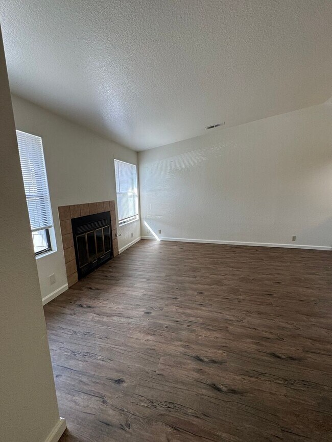 Building Photo - 3230