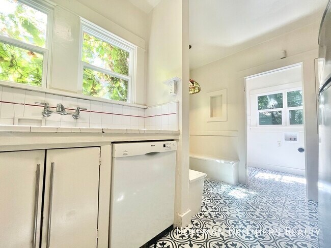 Building Photo - 525 S Coronado St