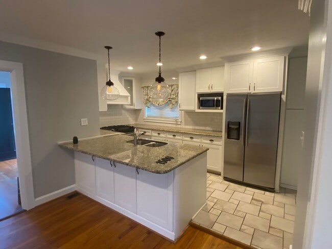 Building Photo - 4 Bedroom, 2 Bath Updated home in Jordan/Johnson area