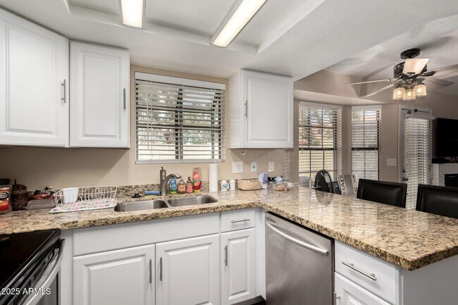 Foto del edificio - 820 W University Dr