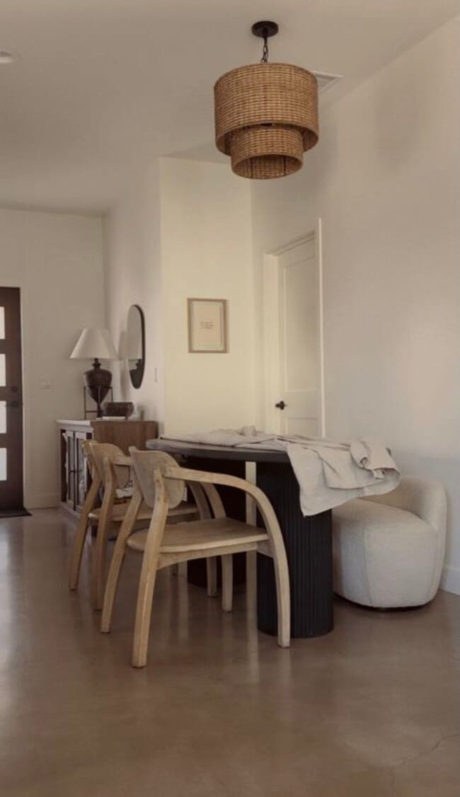 Building Photo - 69 Oak St