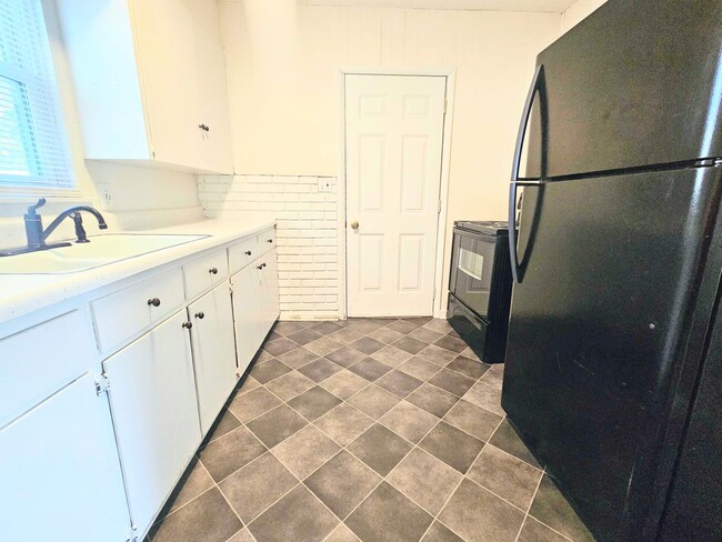 Building Photo - Beautiful 2 Bedroom 1 Bath