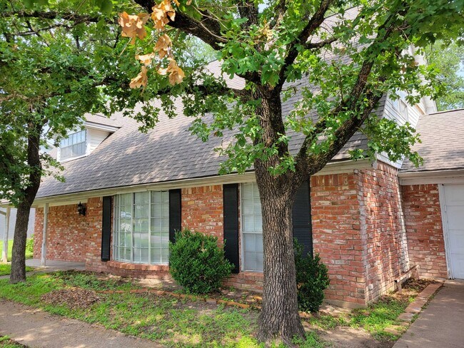 Building Photo - Bryan - 4 bedroom / 3 bath house close to ...