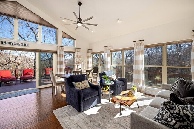 Foto del edificio - 366 Lakeside Rd